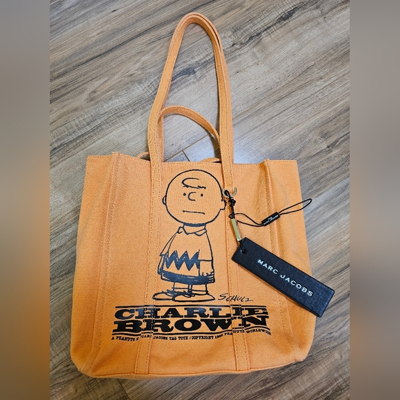 🎉HOST PICK🎉MARC JACOBSx Peanuts Charlie Brown The Tag tote, orange - Picture 11 of 13